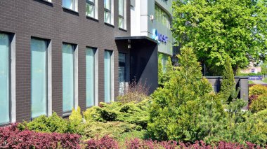 Varşova, Polonya. 2 Mayıs. 2020 yılı. Targowek bölgesindeki modern ofis binasının manzarası.