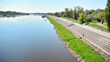 Varşova, Polonya. 2 Mayıs 2020. Vistulan Bulvarı, Varşova 'nın Vistula Nehri' nin batı yakasında yer alır. Vistula nehrinin kıyısındaki gezinti güvertesi.