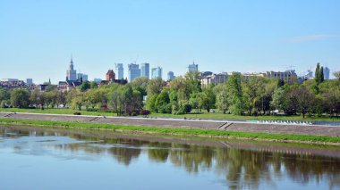 Varşova, Polonya. 2 Mayıs 2020. Şehir merkezindeki gökdelenlere, şehir merkezine bak. 