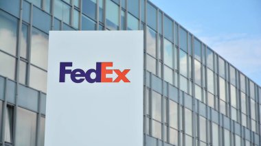 Varşova, Polonya. 2 Mayıs 2020. FedEx 'i imzala. Şirket panosu FedEx.
