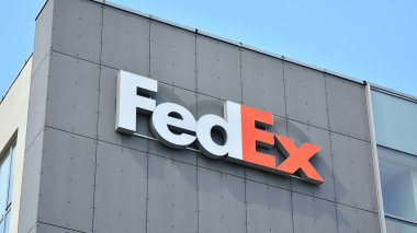 Varşova, Polonya. 2 Mayıs 2020. FedEx 'i imzala. Şirket panosu FedEx.
