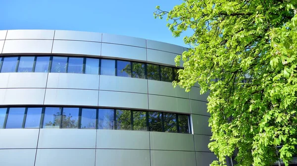 青い空の背景を持つガラスの建物 近代的なオフィスビルの詳細は 現代のオフィスビルの窓に反映ガラス表面の雲 — ストック写真