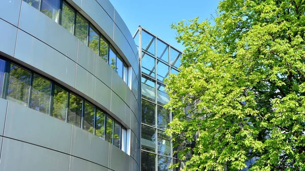 Mavi Gökyüzü Arka Planlı Cam Bina Modern Ofis Binası Detayları — Stok fotoğraf