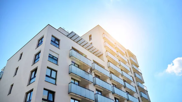 Immeubles Modernes Par Une Journée Ensoleillée Avec Ciel Bleu Façade — Photo