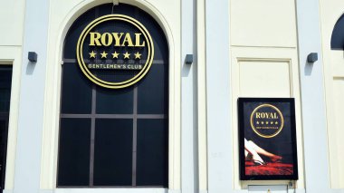 Varşova, Polonya. 7 Mayıs 2020. Kraliyet Gentelmen Kulübü 'nü imzala. Kraliyet Gentelmen Kulübü İşaret Panosu.