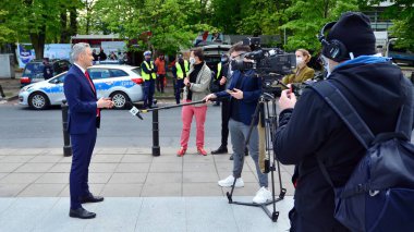 Varşova, Polonya. 7 Mayıs 2020. Polonya Cumhurbaşkanı Robert Biedron 'un ofisi için aday. Basın ve medya kameralarının gazeteciler ve kitlesel iletişim için kamuoyu haberlerinde yer alması. 