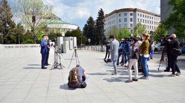 Varşova, Polonya. 7 Mayıs 2020. Polonya Cumhurbaşkanı Szymon Holownia 'nın ofisi için aday. Basın ve medya kameralarının gazeteciler ve kitlesel iletişim için kamuoyu haberlerinde yer alması. 