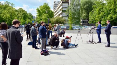Varşova, Polonya. 7 Mayıs 2020. Polonya Cumhurbaşkanı Szymon Holownia 'nın ofisi için aday. Basın ve medya kameralarının gazeteciler ve kitlesel iletişim için kamuoyu haberlerinde yer alması. 
