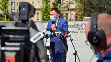 Varşova, Polonya. 7 Mayıs 2020. Polonya Cumhurbaşkanı Szymon Holownia 'nın ofisi için aday. Basın ve medya kameralarının gazeteciler ve kitlesel iletişim için kamuoyu haberlerinde yer alması. 
