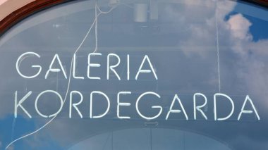 Varşova, Polonya. 7 Mayıs 2020. İmzala Galeria Kordegarda / Galeri Kordegarda