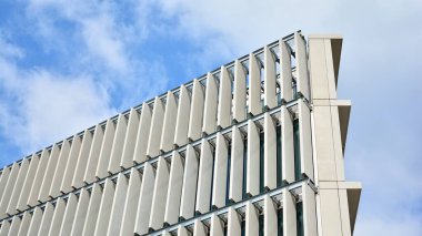 Modern cam ve beton binaya bakmanın soyut görüntüsü. Ofis binasının mimari dış ayrıntıları. 