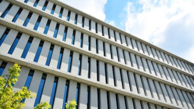 Modern cam ve beton binaya bakmanın soyut görüntüsü. Ofis binasının mimari dış ayrıntıları. 