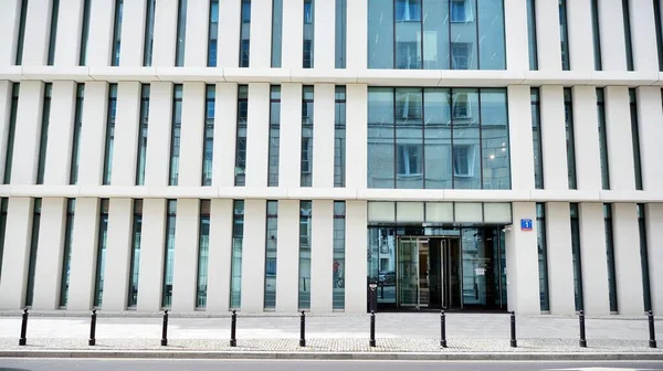 近代的なガラスとコンクリートの建物を見上げの抽象的なイメージ オフィスビルの建築外観詳細 — ストック写真