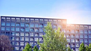 Yazın modern konut mimarisi. Modern şehir.