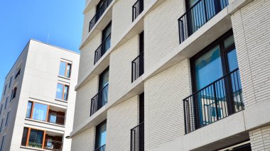 Yazın modern konut mimarisi. Modern şehir.