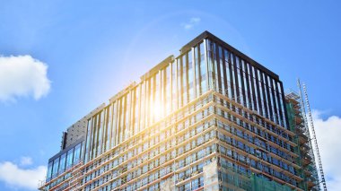 Modern bina mavi gökyüzüne karşı inşa halinde.