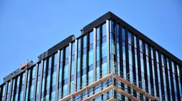 在蓝天的映衬下正在建造的现代建筑 — 图库照片
