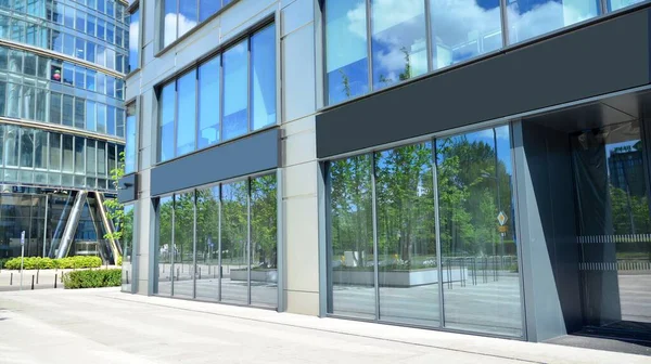 Yeni ticari binaların panoramik pencereleri. Kira için geliştirme standardında ticari mülkiyet.