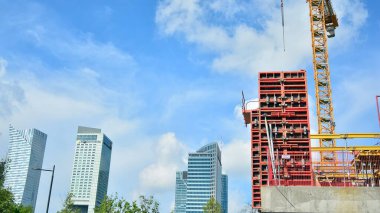 Varşova, Polonya. 15 Mayıs 2020. Modern gökdelenlerin ve şehrin binalarının manzarası.