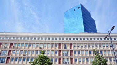 Modern ofis binası ve tarihi mimari