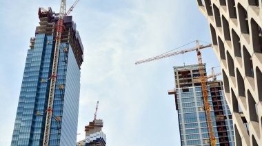 Varşova, Polonya. 15 Mayıs 2020. Daszynski kavşağında. Varşova şehir merkezindeki finans bölgesinde yeni gökdelenler. Yeni binalar inşa ediliyor.