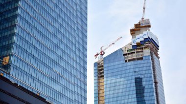 Varşova, Polonya. 15 Mayıs 2020. Daszynski kavşağında. Varşova şehir merkezindeki finans bölgesinde yeni gökdelenler. Yeni binalar inşa ediliyor.