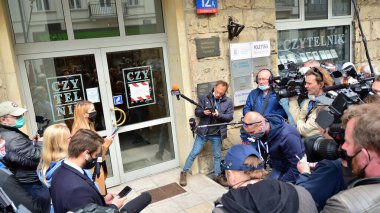 Varşova, Polonya. 15 Mayıs 2020. Kameralar ve mikrofonlar tutan bir sürü fotoğrafçı. Muhalefetteki Platforma Obywatelska partisinin adayının cumhurbaşkanlığı seçimlerine katılmasını bekliyor.