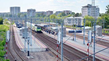 Varşova, Polonya. 15 Mayıs 2020. Tren Warszawa Gdanska İstasyonu 'na giriyor..