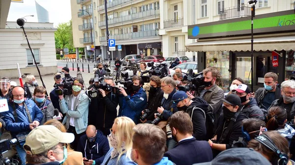 波兰华沙 May 2020 许多摄影师拿着照相机和麦克风 等待反对党Platforma Obywatelska党的候选人参加总统选举 — 图库照片