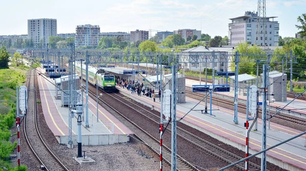 Varsavia Polonia Maggio 2020 Treno Entra Nella Piattaforma Della Stazione — Foto Stock