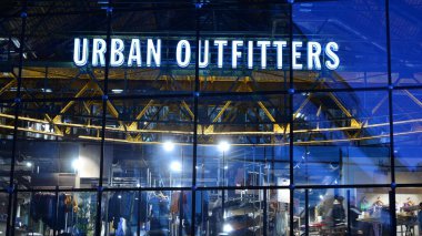 Varşova, Polonya. 21 Mayıs 2020. Urban Outfitters 'ı imzala. Şirket panosu Urban Outfitters.