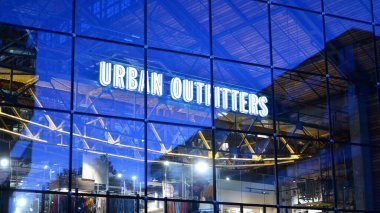 Varşova, Polonya. 21 Mayıs 2020. Urban Outfitters 'ı imzala. Şirket panosu Urban Outfitters.