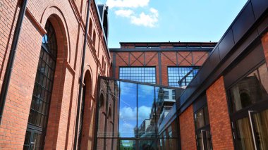 Canlandırılmış kırmızı tuğla bina ve modern ofis binası.