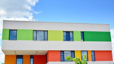 Renkli bir ofis binasının modern dış görünüşü