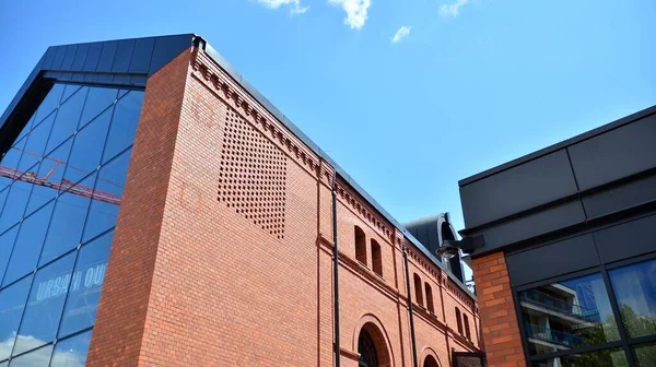 赤レンガ造りの建物と近代的なオフィスビルを活性化 — ストック写真