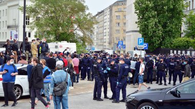 Varşova, Polonya. 23 Mayıs 2020. Polonya polisinin büyük bir kolu olan Varşova sokaklarında hükümet karşıtı protestolar. Gösteriden önce polis güçleri.