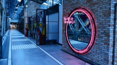 Varşova, Polonya. 25 Mayıs 2020. Elektrownia Powisle alışveriş merkezinin iç manzarası. Powile Enerji Santrali 'nin tarihi 100 yıldan daha eskidir. Bir dönüm noktası canlandırma projesi.