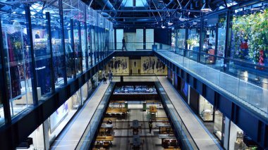 Varşova, Polonya. 25 Mayıs 2020. Elektrownia Powisle alışveriş merkezinin iç manzarası. Powile Enerji Santrali 'nin tarihi 100 yıldan daha eskidir. Bir dönüm noktası canlandırma projesi.