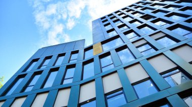 berrak gökyüzü arka plan üzerinde modern ofis