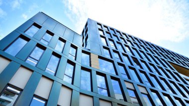 berrak gökyüzü arka plan üzerinde modern ofis