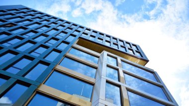 berrak gökyüzü arka plan üzerinde modern ofis