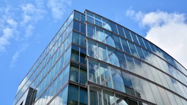 berrak gökyüzü arka plan üzerinde modern ofis