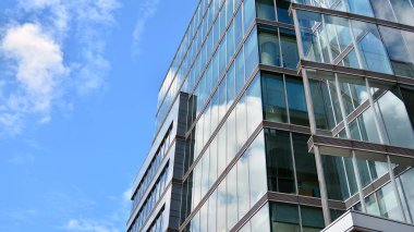 berrak gökyüzü arka plan üzerinde modern ofis