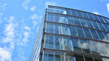 berrak gökyüzü arka plan üzerinde modern ofis