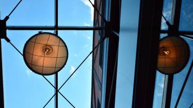 Canlandırılmış binada lambalar olan cam tavan..