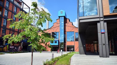 Varşova, Polonya. 26 Mayıs 2020. Elektrownia Powisle alışveriş merkezinin manzarası. Powisle Enerji Santrali 'nin tarihi 100 yıldan daha eskidir. Bir dönüm noktası canlandırma projesi.