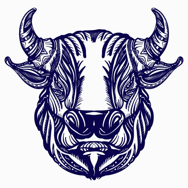 Tatouage de tête de taureau et conception de t-shirt. Grand taureau furieux, symbole — Image vectorielle