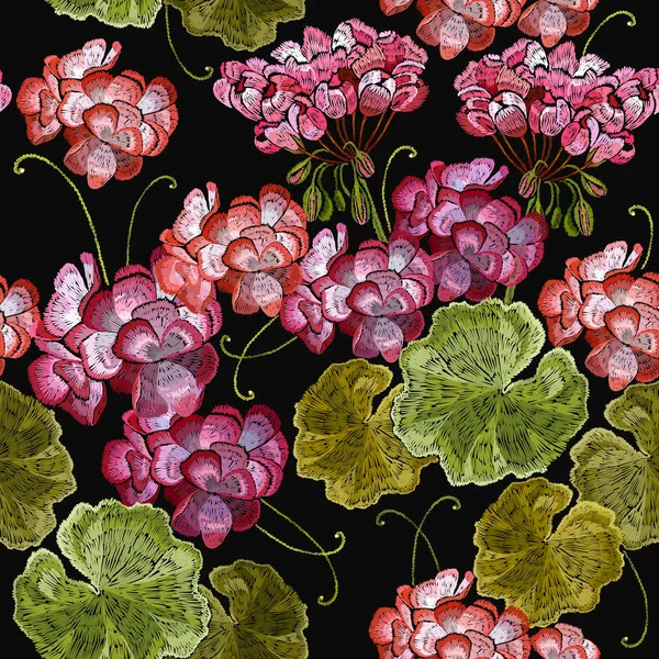 Bordado flores de geranio patrón sin costuras. Modelo de ropa — Vector de stock