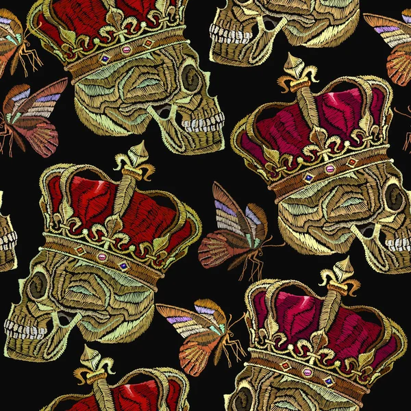 Вышивка золотая корона, человеческий череп и бабочка без швов — стоковый вектор