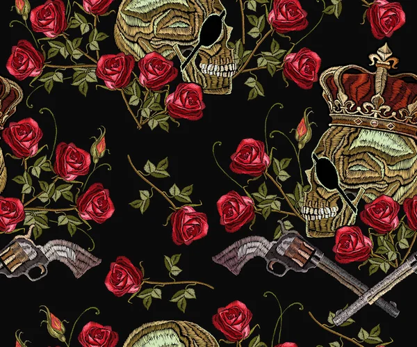 Calavera de bordado en corona, armas cruzadas y rosas — Vector de stock